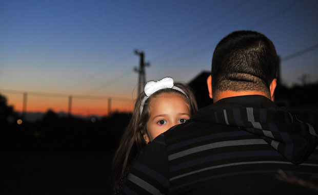 РЕПОРТЕРИ НОВОСТИ СА СРБИМА У ОРАХОВЦУ: Поднећемо жицу, али не дамо да ударају на децу 